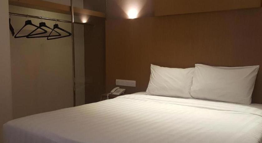 Kharisma Hotel Madiun Εξωτερικό φωτογραφία