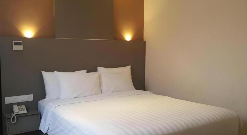 Kharisma Hotel Madiun Εξωτερικό φωτογραφία