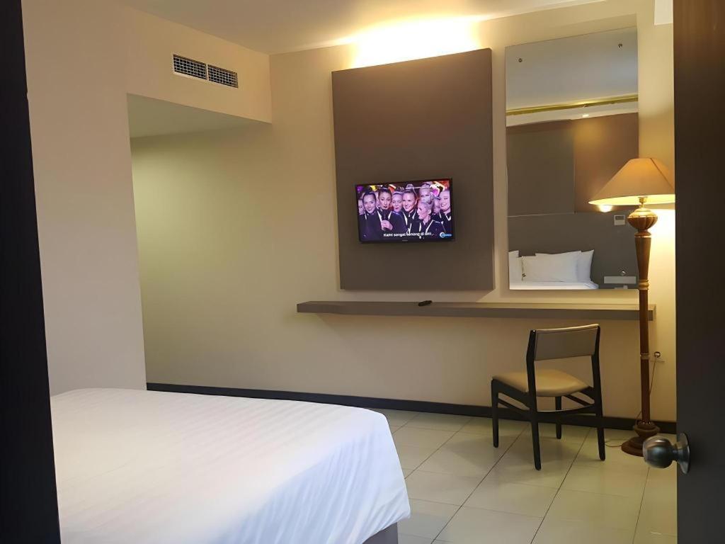 Kharisma Hotel Madiun Εξωτερικό φωτογραφία