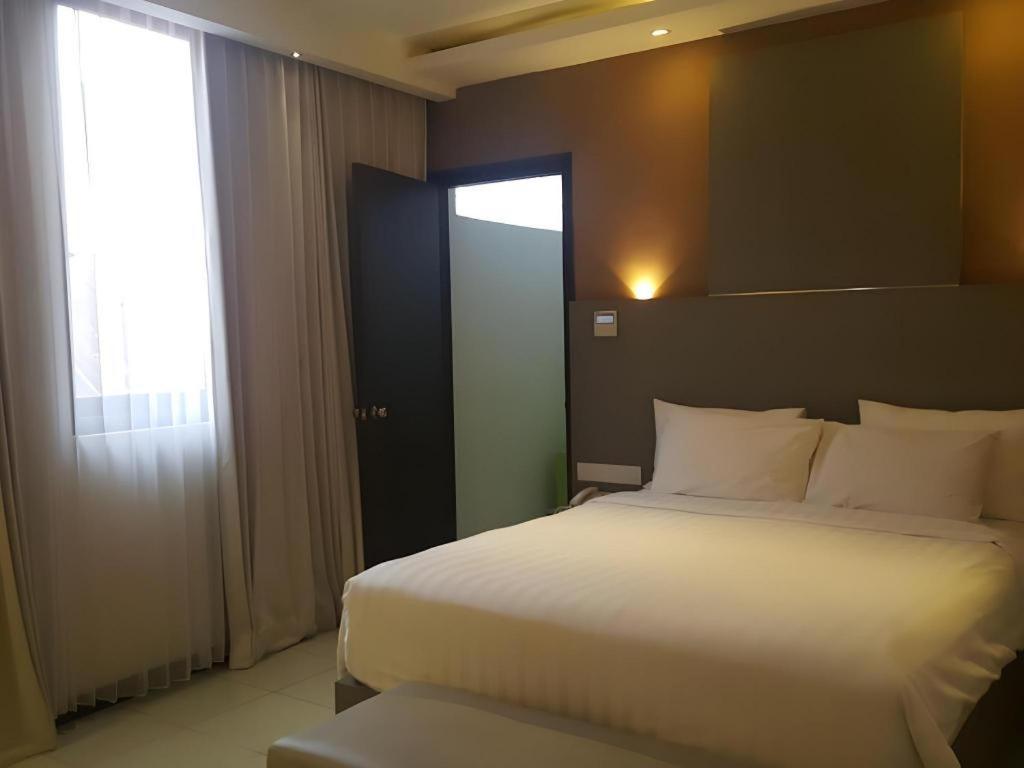 Kharisma Hotel Madiun Εξωτερικό φωτογραφία